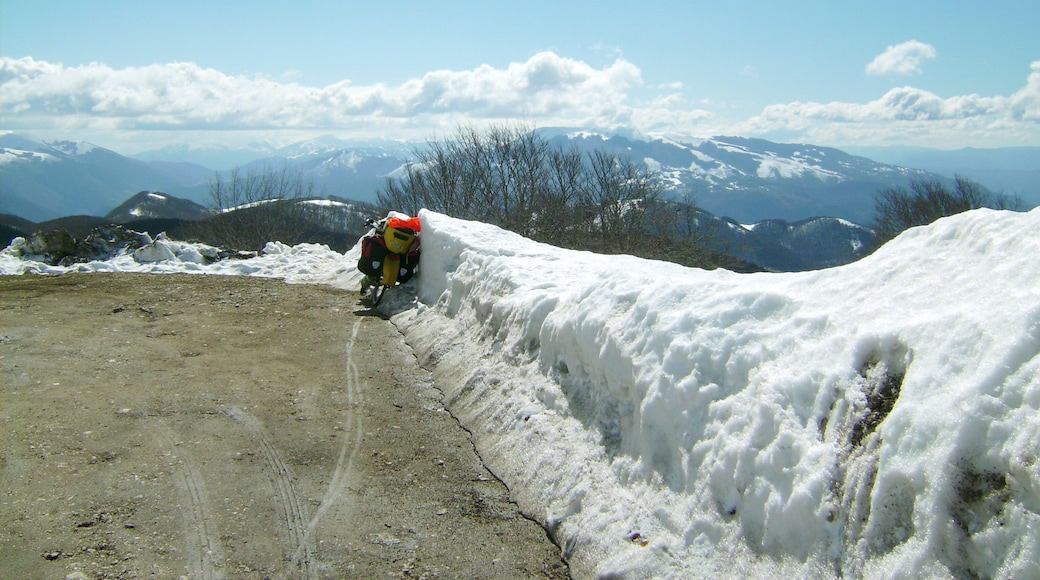 Panorama dei Monti Reatini scattato dal Terminillo, a 1696 metri di quota, dalla strada panoramica circolare "via dell'Anello" che inizia e finisce a Campoforogna