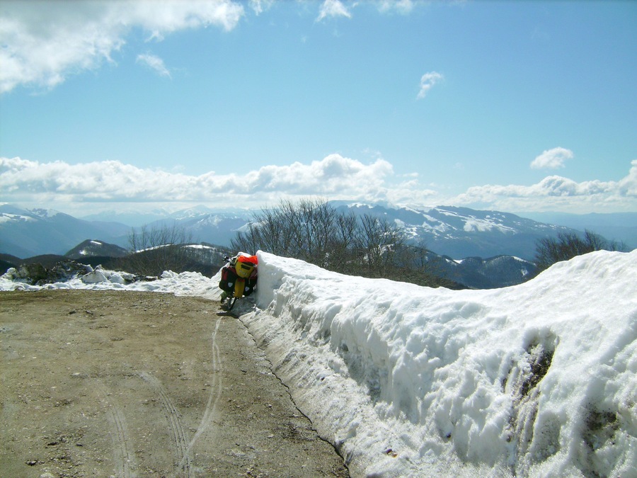 Panorama dei Monti Reatini scattato dal Terminillo, a 1696 metri di quota, dalla strada panoramica circolare "via dell'Anello" che inizia e finisce a Campoforogna