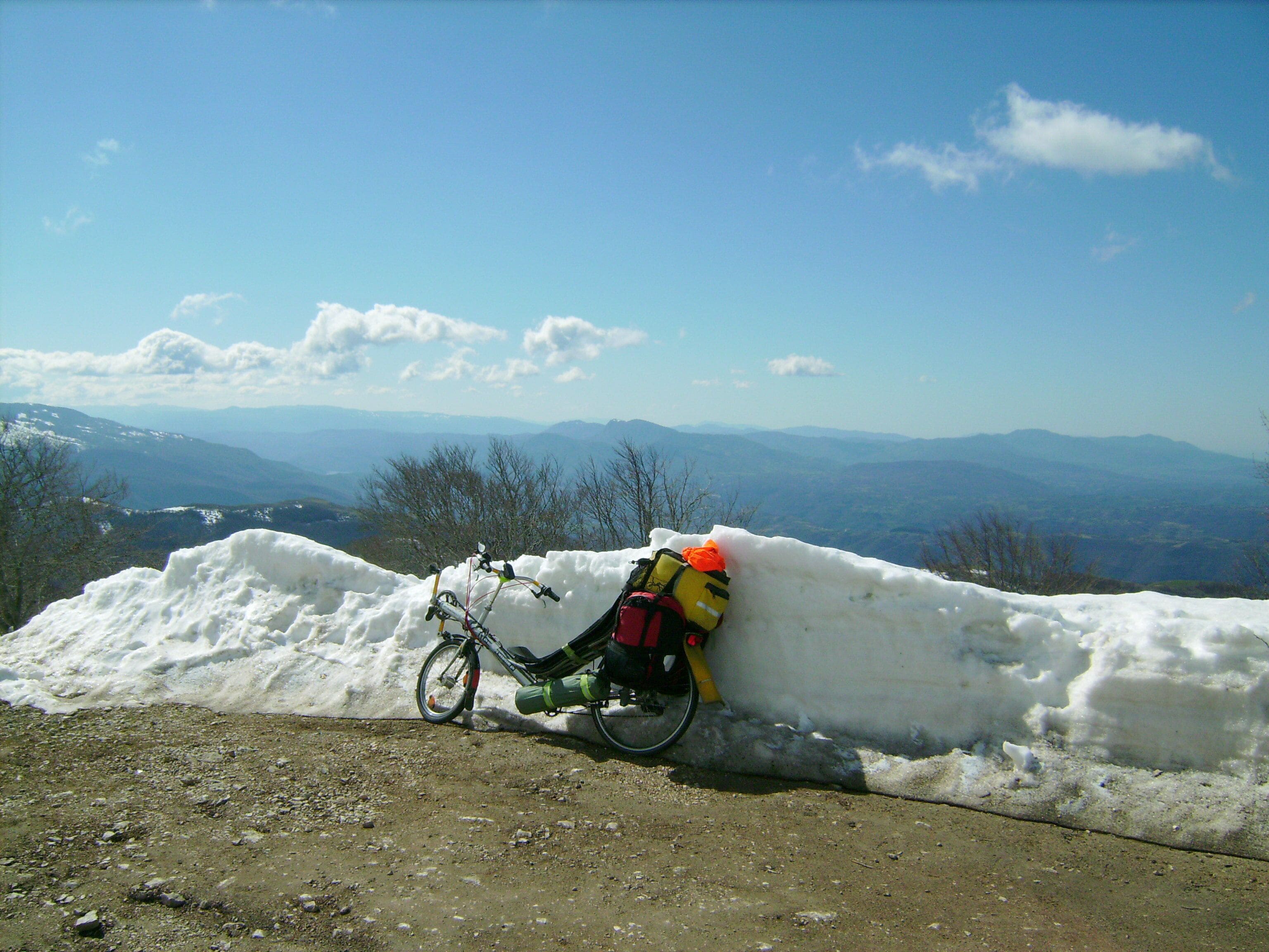 Panorama dei Monti Reatini scattato dal Terminillo, a 1696 metri di quota, dalla strada panoramica circolare "via dell'Anello" che inizia e finisce a Campoforogna