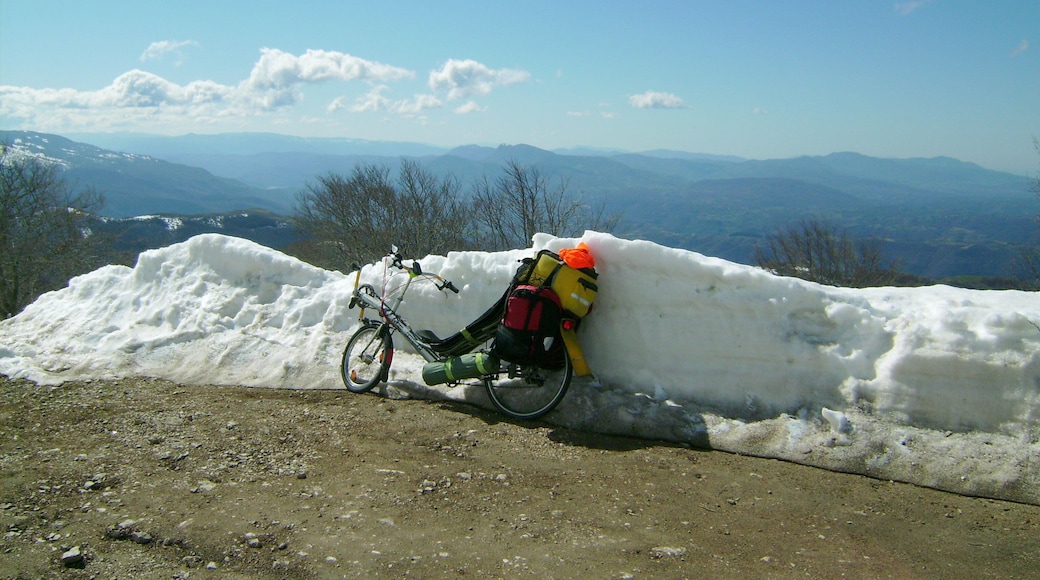 Panorama dei Monti Reatini scattato dal Terminillo, a 1696 metri di quota, dalla strada panoramica circolare "via dell'Anello" che inizia e finisce a Campoforogna