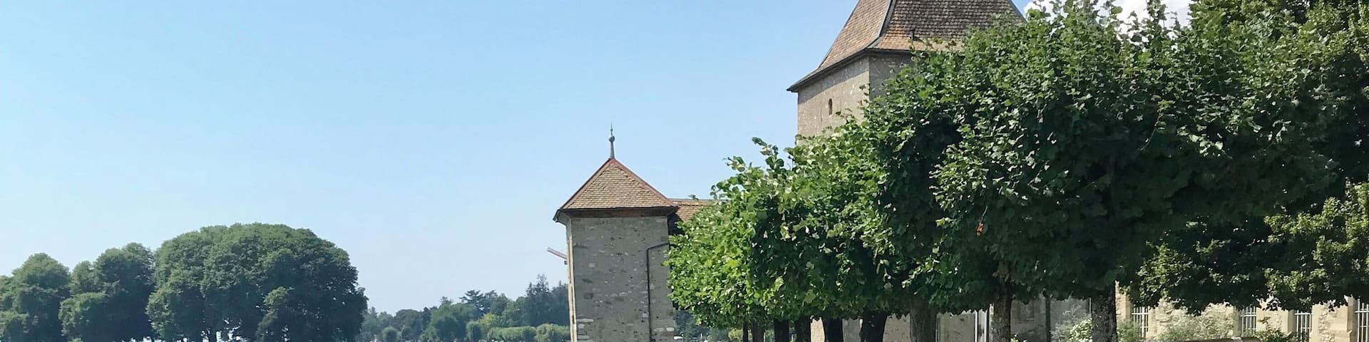 Lac Léman (Lake Geneva) is great for road cycling. You can do the tour around the lake (180km) or less... there are lots of beautiful spots! If you fancy some hills, you’ll find them nearby too. And after you ride you can take a bath in the lake. Perfect!
#lacleman #cyclingaroundthelake #lifeatexpedia #roadbiking