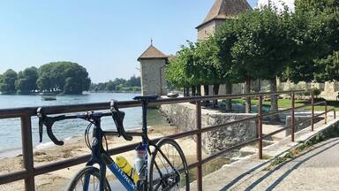 Lac Léman (Lake Geneva) is great for road cycling. You can do the tour around the lake (180km) or less... there are lots of beautiful spots! If you fancy some hills, you’ll find them nearby too. And after you ride you can take a bath in the lake. Perfect!
#lacleman #cyclingaroundthelake #lifeatexpedia #roadbiking