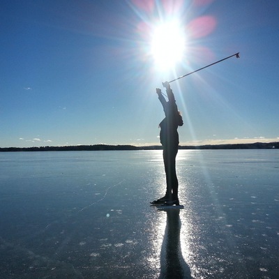 Ice skating on the lake, Kyrkviken, in January 2015. Little big adventure at home. #theadventurerally #hampuselinochhajen #aventyrsrally #arvika #sweden #january2015