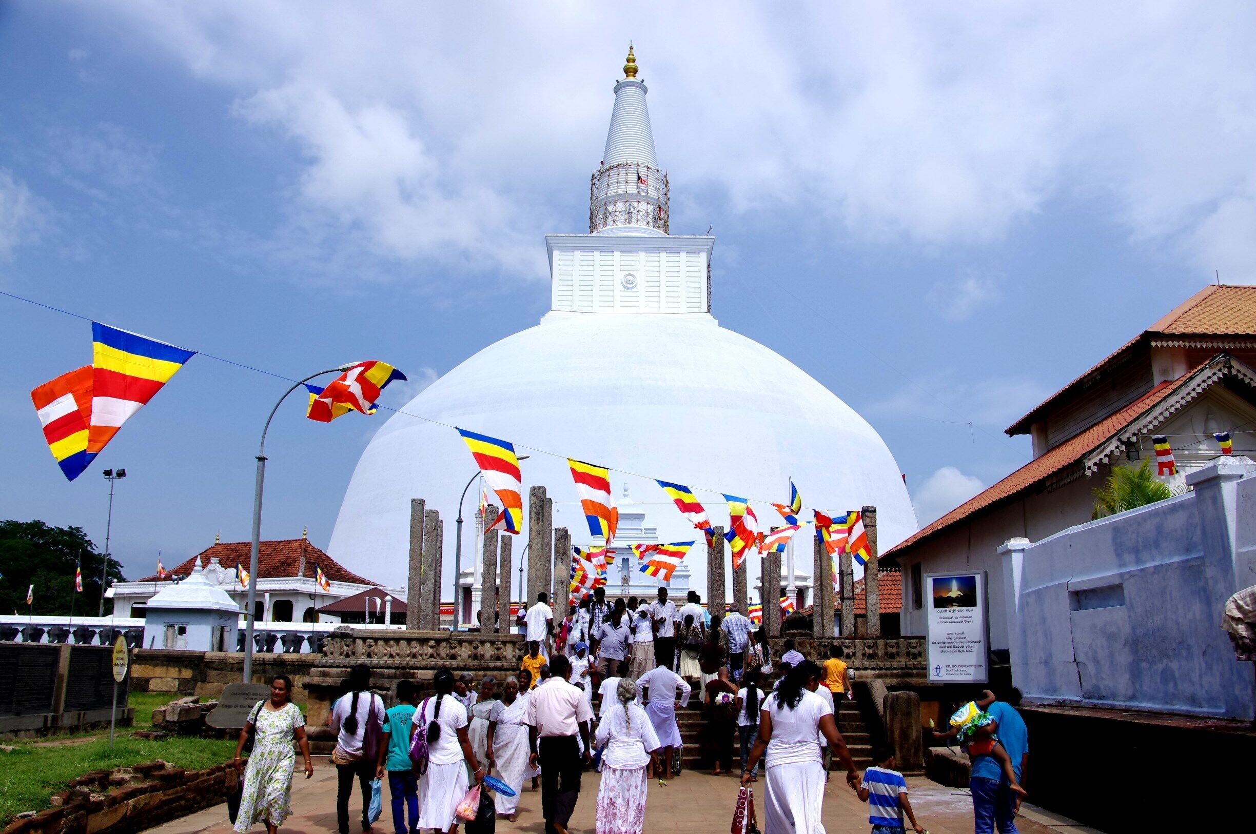 Ruwanweli Saya Dagoba , Anuradhapura , Sri Lanka