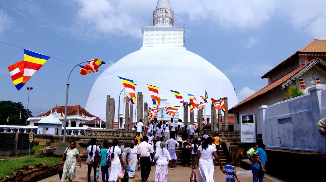 Ruwanweli Saya Dagoba , Anuradhapura , Sri Lanka