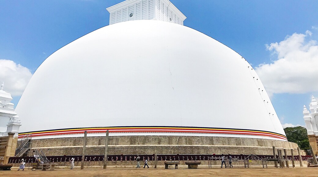Jaw dropping ... how they built this almost perfect half sphere one brick at a time? #stupa #Ruwanwelisaya #Anuradhapura #SriLanka