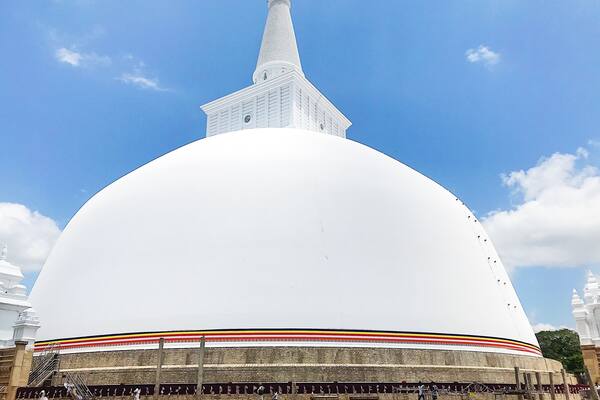 Jaw dropping ... how they built this almost perfect half sphere one brick at a time? #stupa #Ruwanwelisaya #Anuradhapura #SriLanka