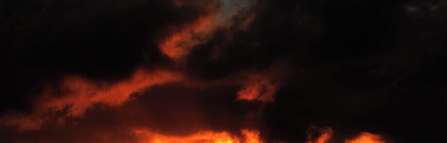 Sunshine as seen from a mountain in Bandarawela. This is a great place to walk around. There are many waterfalls in this area and you can engage in mountain hiking according to your interest. It is a cold area with an annual rainfall of 1100-1400mm.