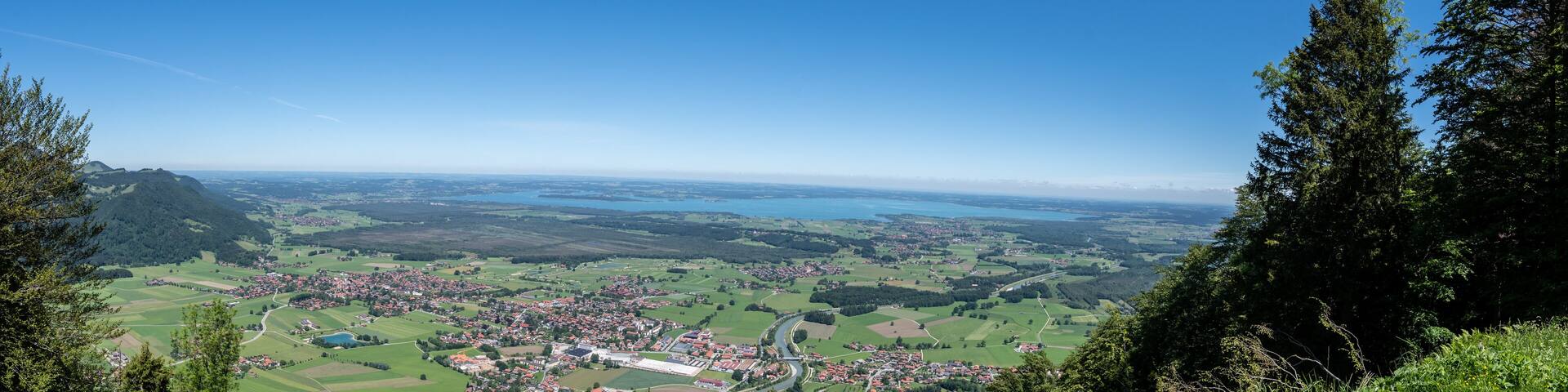 Blick auf Grassau und Chiemsee von Schnappenkirche
