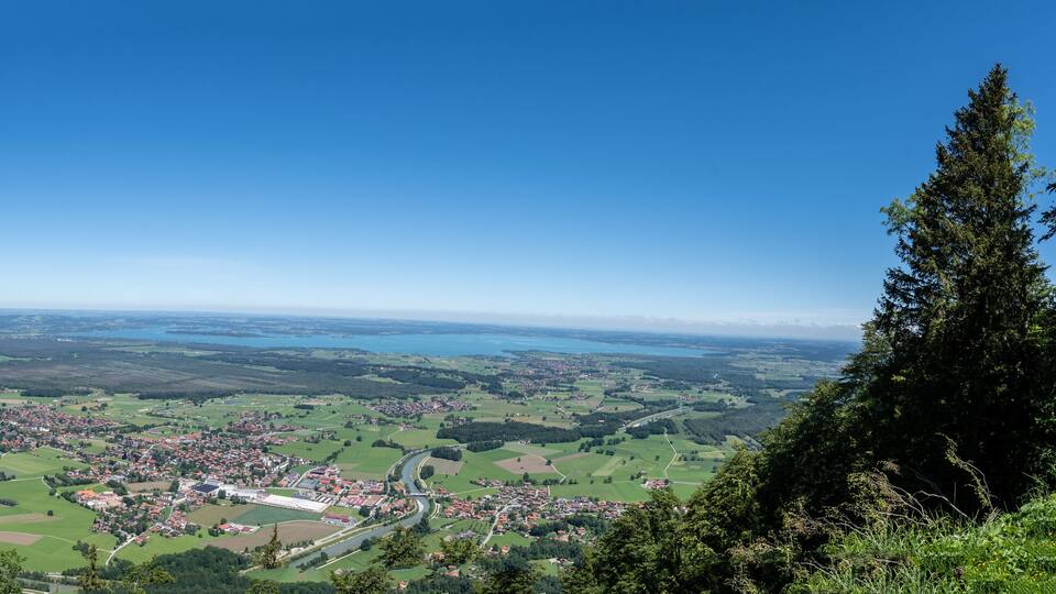 Blick auf Grassau und Chiemsee von Schnappenkirche