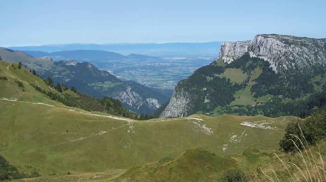 En fond Annemasse et le lac Léman