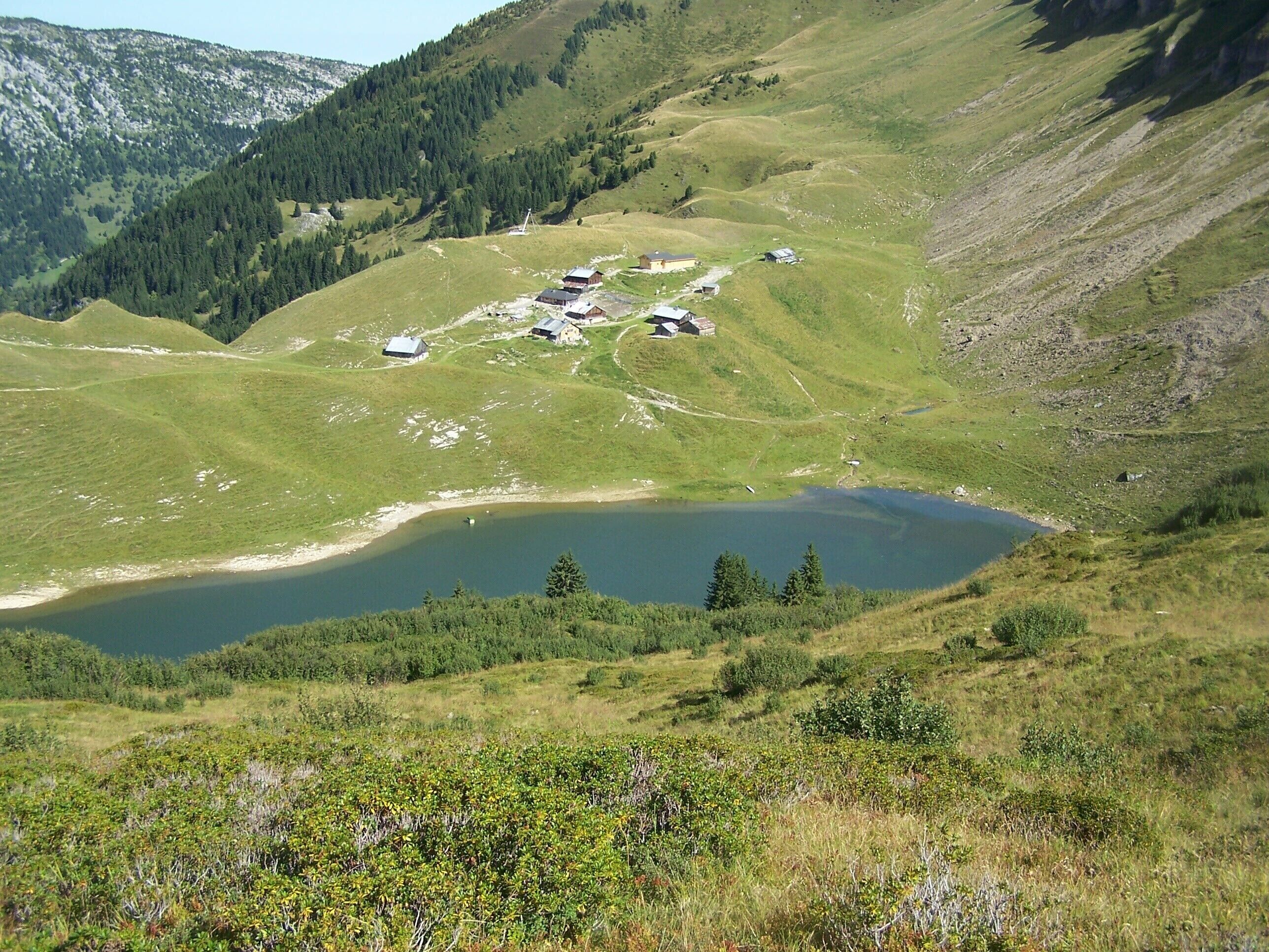 Le lac et les chalets de Lessy