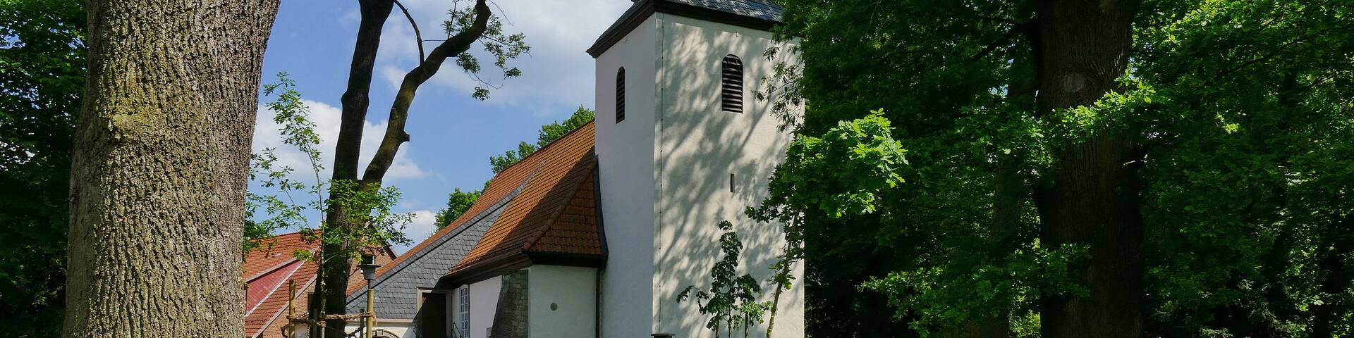 Der wuchtige Bruchsteinbau der St.-Katharinen-Kirche in Rethmar stammt wohl aus dem Spätmittelalter. Die Kirche ist ein Baudenkmal.