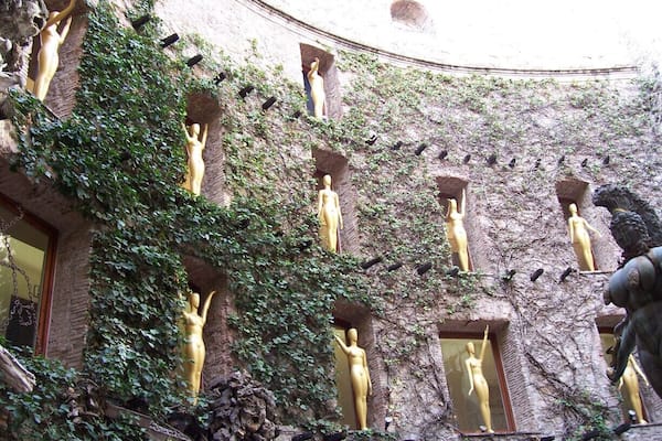 Statues inspired by the Oscars, decorating the windows of the Dali Theatre-Museum.