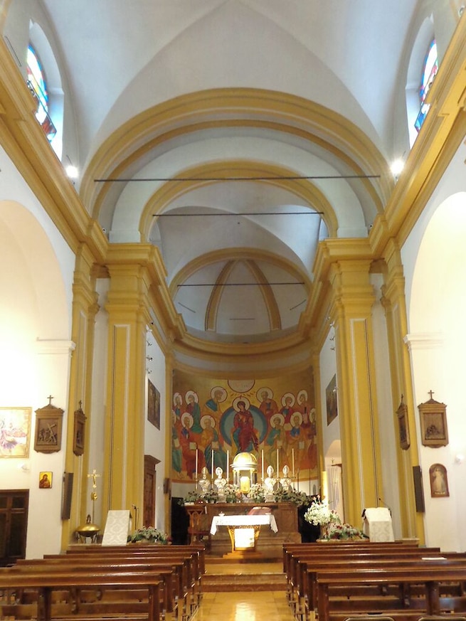 Interno della chiesa parrocchiale dei Santi Pietro e Paolo a Mezzate, frazione di Peschiera Borromeo.