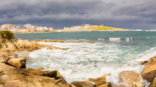 Vista de la península de San Ciprián en un día de temporal.