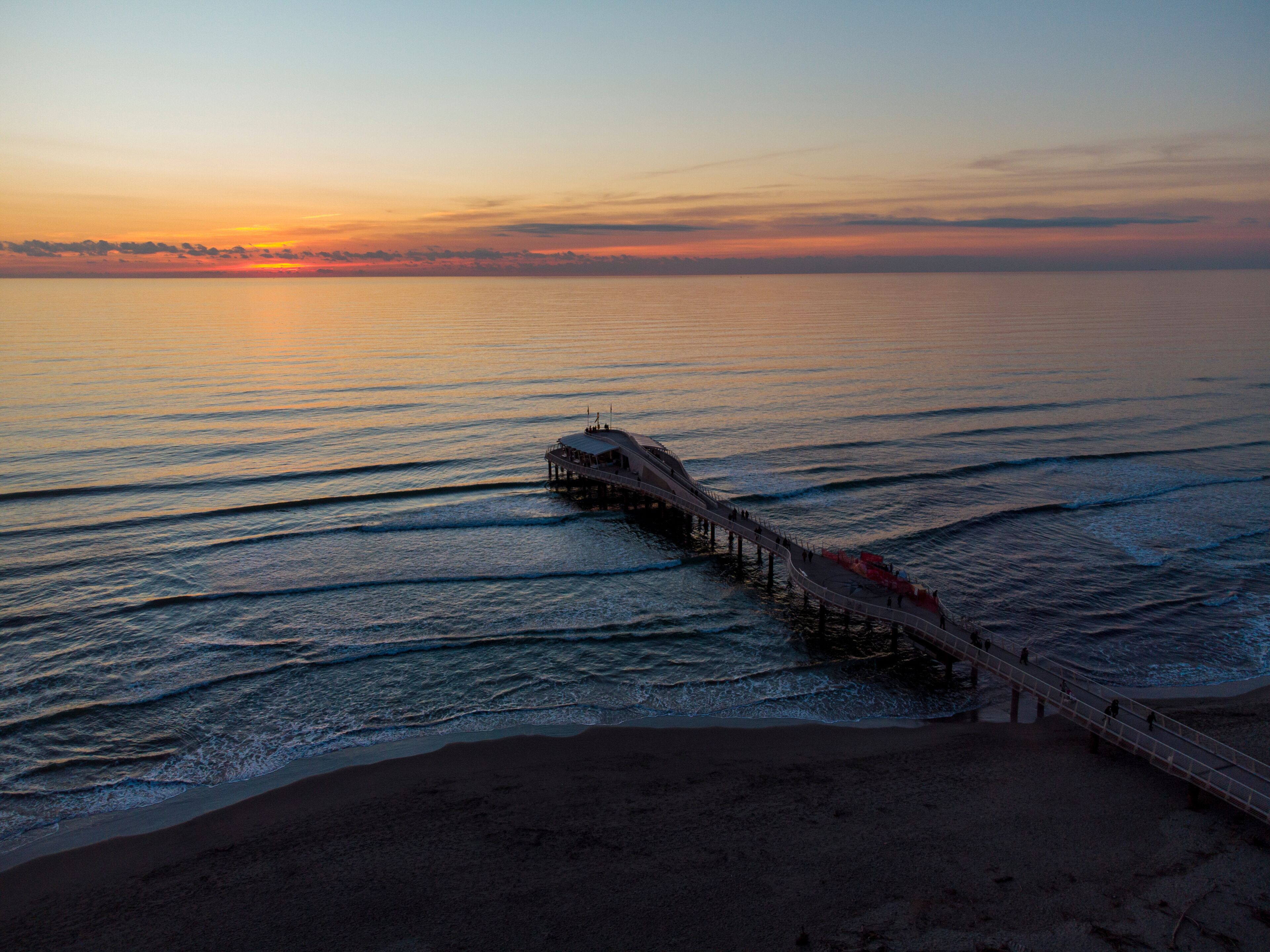 Vista aerea del pontile di Lido di Camaiore al tramonto, Toscana 