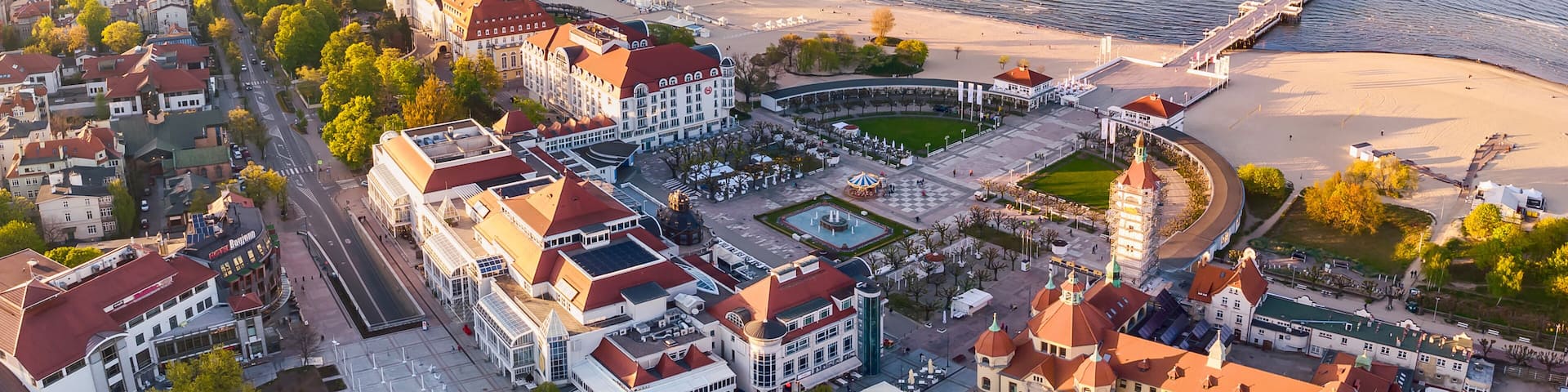 Panoramiczny widok na Molo i Plaze w Sopocie. Widok z drona. Lipiec 2023