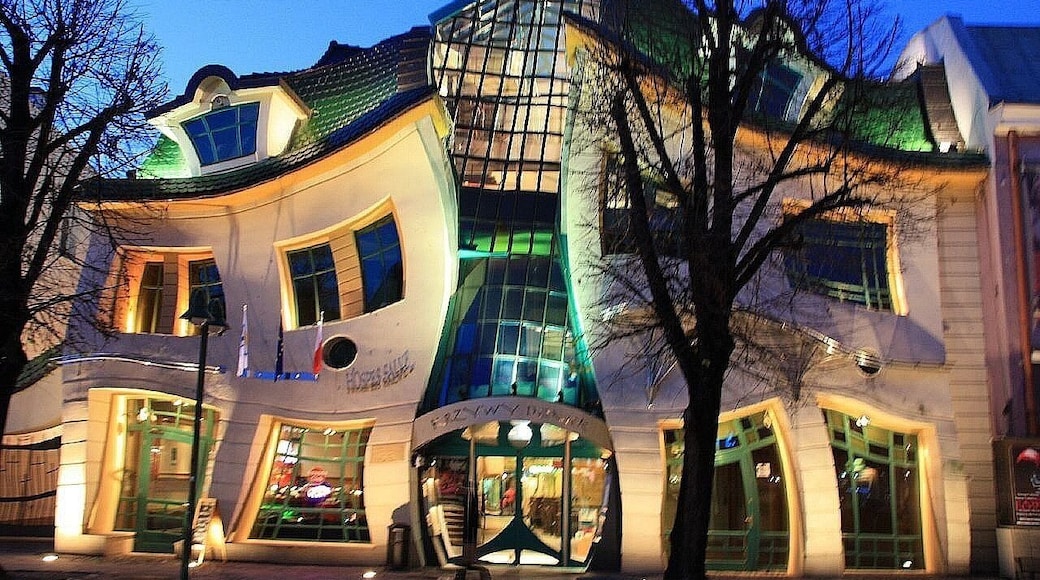The Crooked House, Sopot, Poland 🇵🇱 a quirky building on the Main Street in the lovely beach town of Sopot. It houses some shops and offices and attracts large crowds! Sopot is one of the 3 cities known as the Tri-City area in Northern Poland along with Gdańsk and Gdynia. It’s very charming and laid back with a beautiful, clean beach, the longest wooden pier in Europe and many shops, bars, restaurants etc.