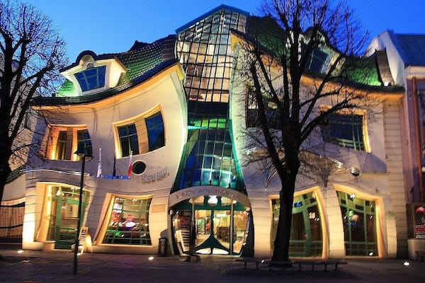 The Crooked House, Sopot, Poland 🇵🇱 a quirky building on the Main Street in the lovely beach town of Sopot. It houses some shops and offices and attracts large crowds! Sopot is one of the 3 cities known as the Tri-City area in Northern Poland along with Gdańsk and Gdynia. It’s very charming and laid back with a beautiful, clean beach, the longest wooden pier in Europe and many shops, bars, restaurants etc.