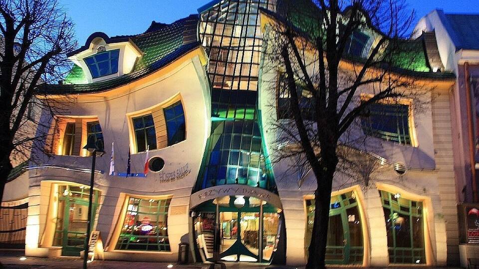 The Crooked House, Sopot, Poland 🇵🇱 a quirky building on the Main Street in the lovely beach town of Sopot. It houses some shops and offices and attracts large crowds! Sopot is one of the 3 cities known as the Tri-City area in Northern Poland along with Gdańsk and Gdynia. It’s very charming and laid back with a beautiful, clean beach, the longest wooden pier in Europe and many shops, bars, restaurants etc.