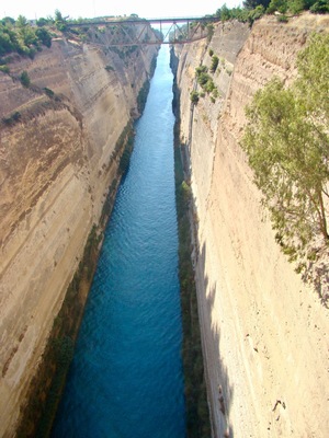 Un cañón fluvial con un puente.