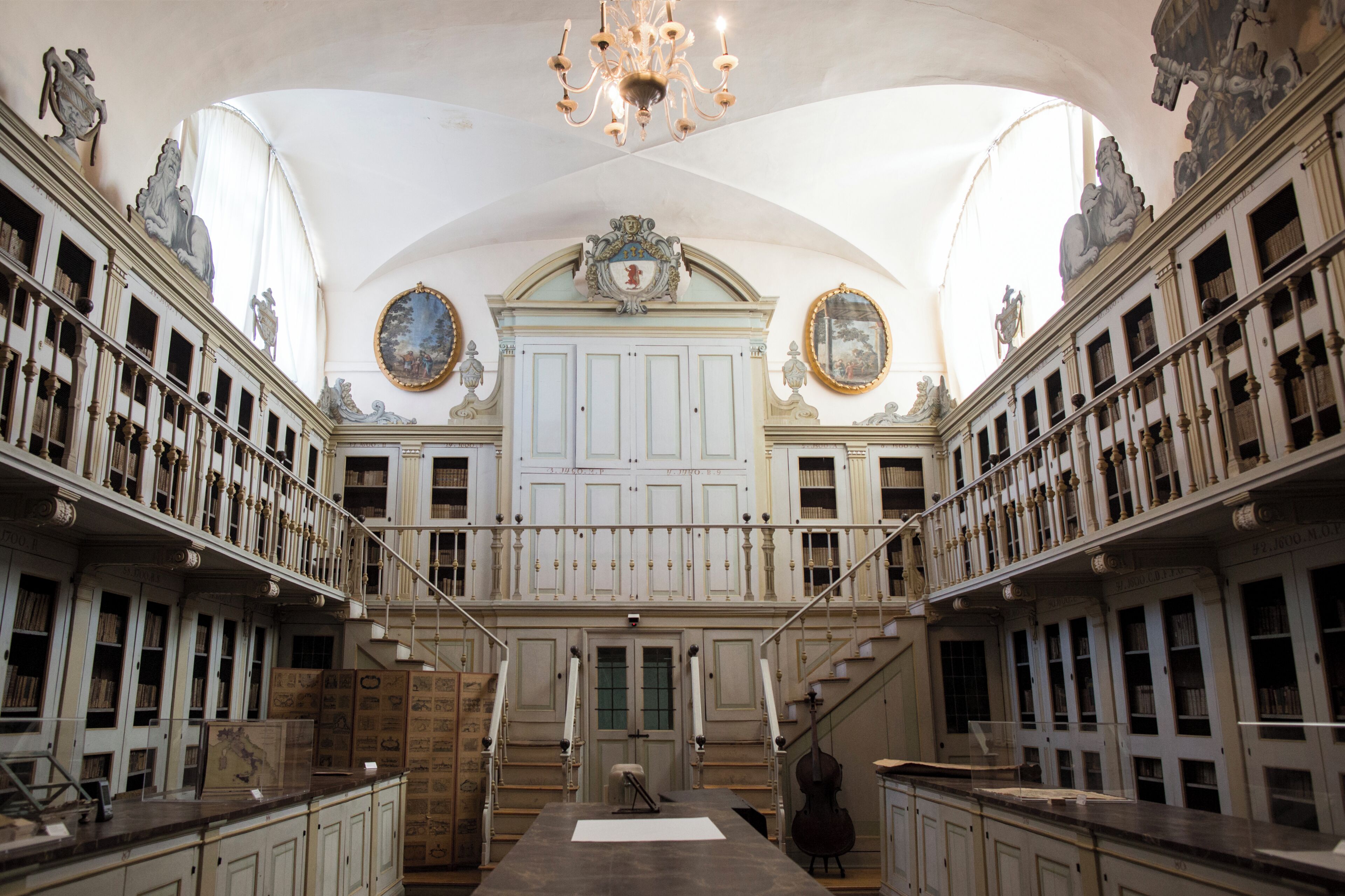 Sala del Settecento - Antiche scaffalature della'Archivio notarile e della Magistratura faentina realizzate dall'ebanista faentino Sangiorgi nella prima metà del XVII secolo trasportate in biblioteca nel 1924. Attualmente vi sono conservati parte dei fondi librari costitutivi della Biblioteca