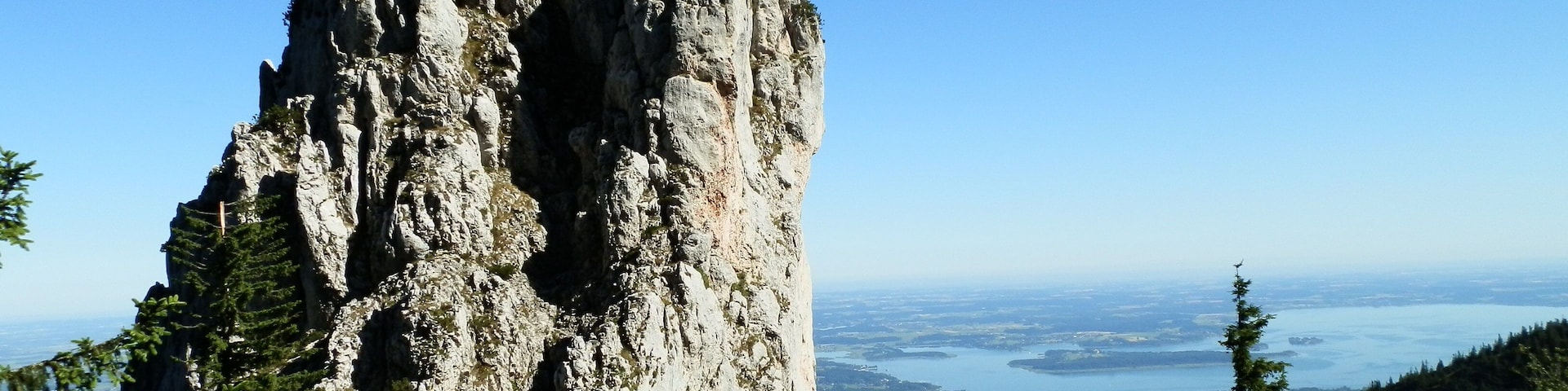 Un pico montañoso y escarpado bajo un cielo despejado.