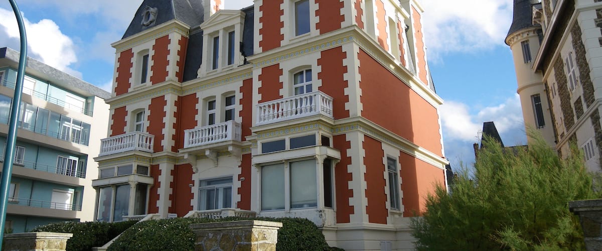 maison le long de la plage de rochebonne a paramé