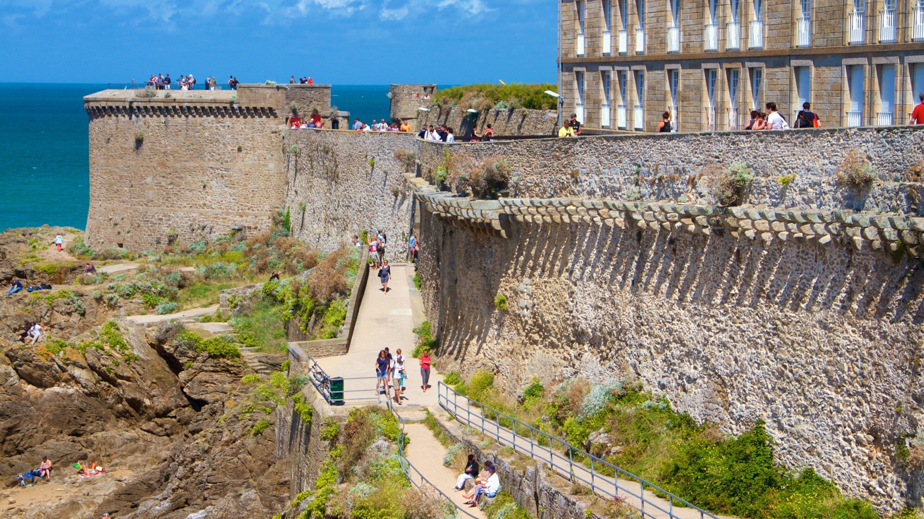 Saint-Malo fasiliteter samt kyst og kulturarv