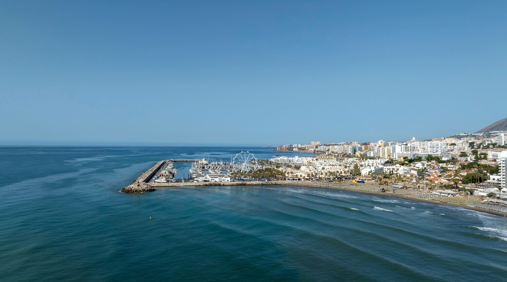 Puerto Marina en el municipio de Benalmádena a vista de dron, Andalucía