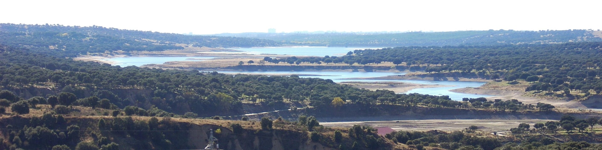 Embalse de el Pardo, formed by the Manzanares river es.wikipedia.org/wiki/Monte_de_El_Pardo