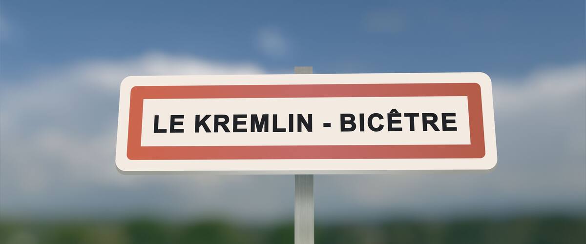 A road sign with 'LE KREMLIN - BICÊTRE' written on it.