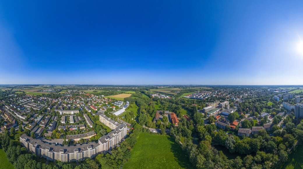 Die Stadt Puchheim an der westlichen Stadtgrenze Münchens im Kreis Fürstenfeldbruck von oben