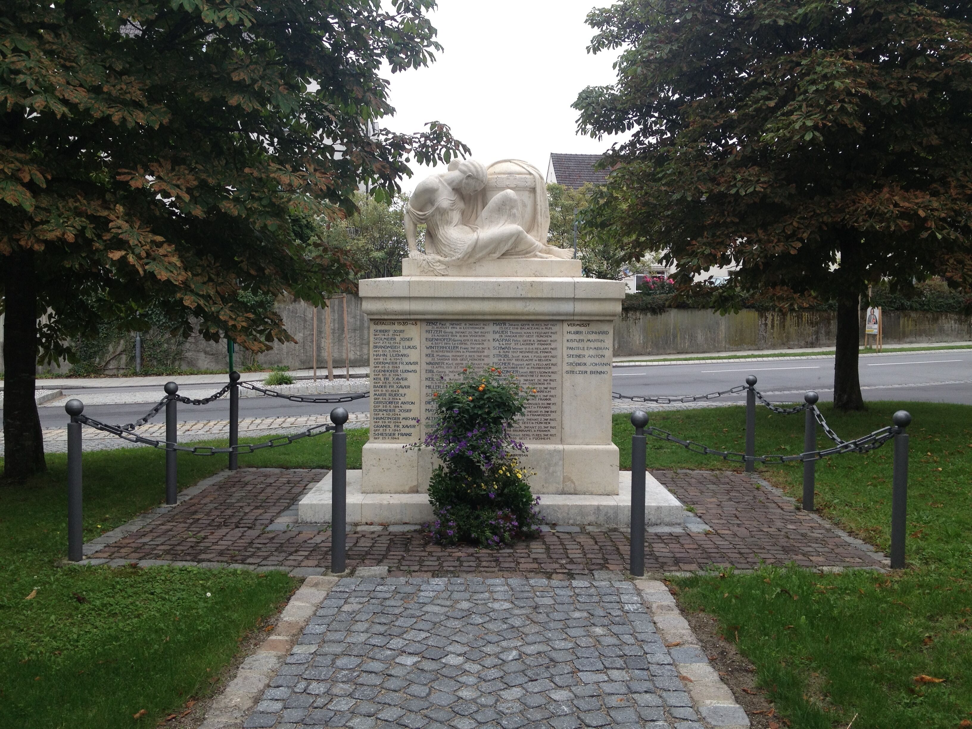 This is a photograph of an architectural monument. It is on the list of cultural monuments of Bayern, no. D-1-79-145-10