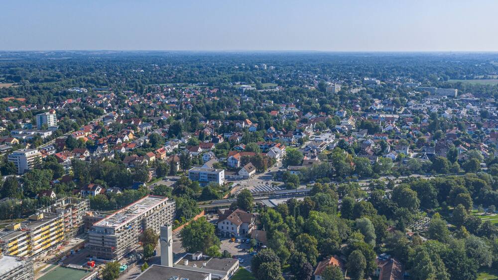 Die Stadt Puchheim an der westlichen Stadtgrenze MĂŒnchens im Kreis FĂŒrstenfeldbruck von oben