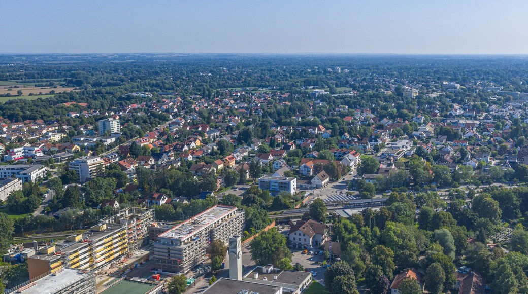 Die Stadt Puchheim an der westlichen Stadtgrenze Münchens im Kreis Fürstenfeldbruck von oben
