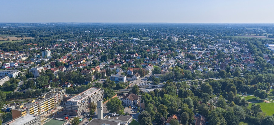 Die Stadt Puchheim an der westlichen Stadtgrenze Münchens im Kreis Fürstenfeldbruck von oben