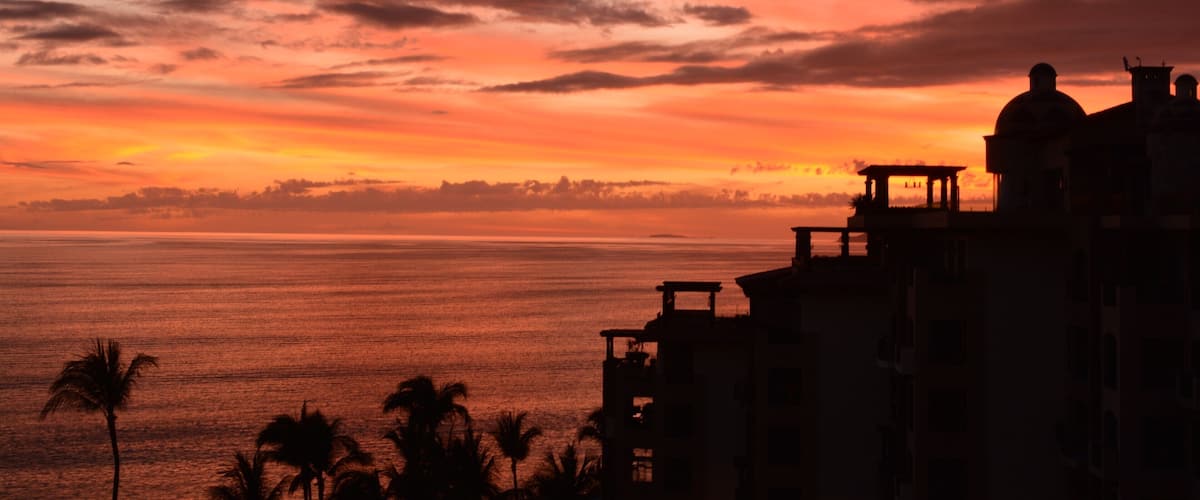In the winter months in Puerto Vallarta the sunsets are spectacular. This particular evening the sky just caught fire! Vallarta is divided into various neighborhoods, the was taken in Nuevo Vallarta where the beach is mostly condo and larger resorts. Excellent for relaxing at an all-inclusive. If you want more local exploration the 'romantic zone' & downtown have more boutique hotels and smaller businesses. All are great options.
#lifeatexpedia