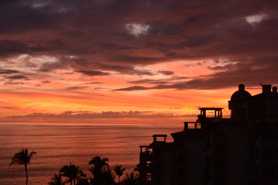 In the winter months in Puerto Vallarta the sunsets are spectacular. This particular evening the sky just caught fire! Vallarta is divided into various neighborhoods, the was taken in Nuevo Vallarta where the beach is mostly condo and larger resorts. Excellent for relaxing at an all-inclusive. If you want more local exploration the 'romantic zone' & downtown have more boutique hotels and smaller businesses. All are great options.
#lifeatexpedia