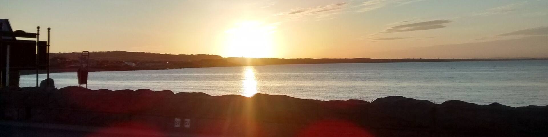 Aprecie o por do sol em um dos lugares mais bonitos da Irlanda.
Enjoy the sunset in one of the most beautiful places in Ireland.