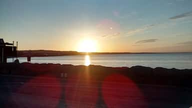 Aprecie o por do sol em um dos lugares mais bonitos da Irlanda.
Enjoy the sunset in one of the most beautiful places in Ireland.