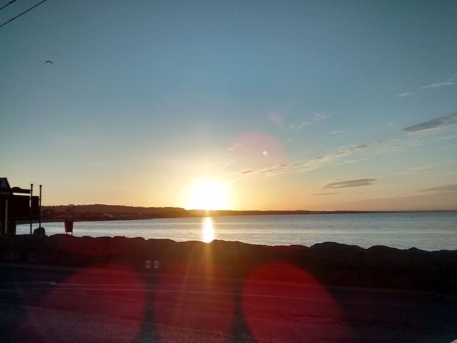 Aprecie o por do sol em um dos lugares mais bonitos da Irlanda.
Enjoy the sunset in one of the most beautiful places in Ireland.