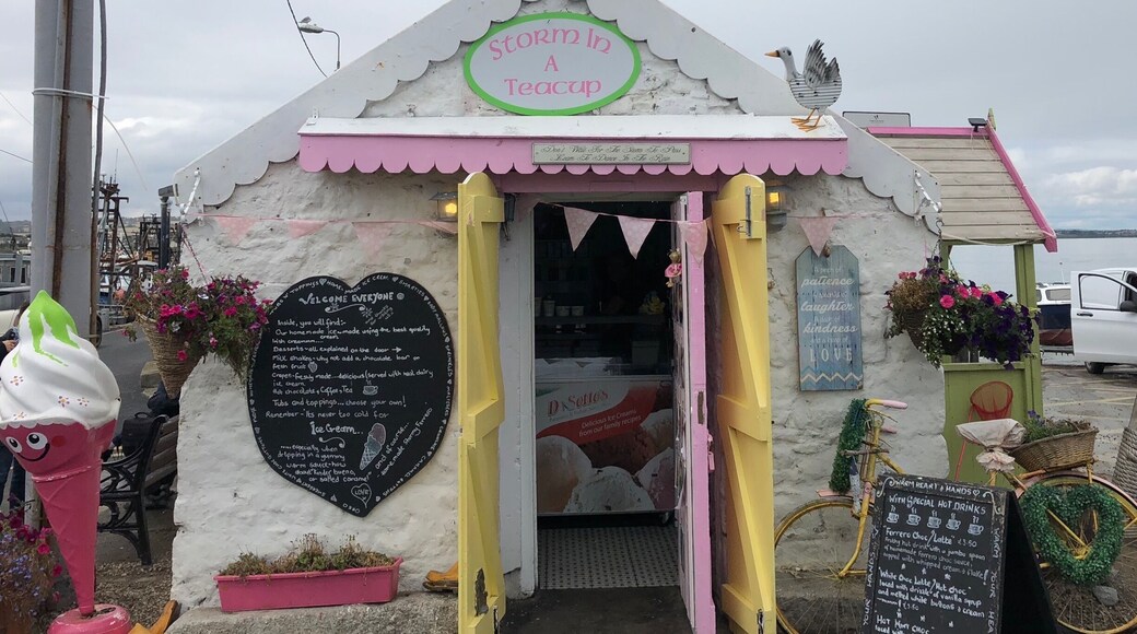 This little shop sells tea, coffee, other drinks, and most importantly— ice cream! It was delicious and affordable, and was a nice treat for walking near the dock and small beach alongside it. #Ireland #Skerries #Coast #Treats #IceCream