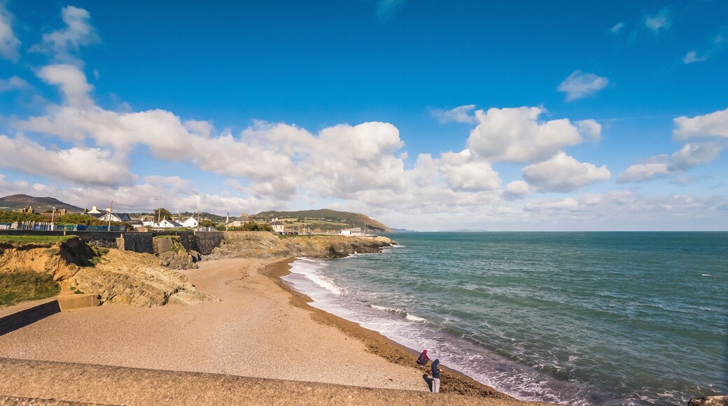 Lungomare soleggiato irlandese