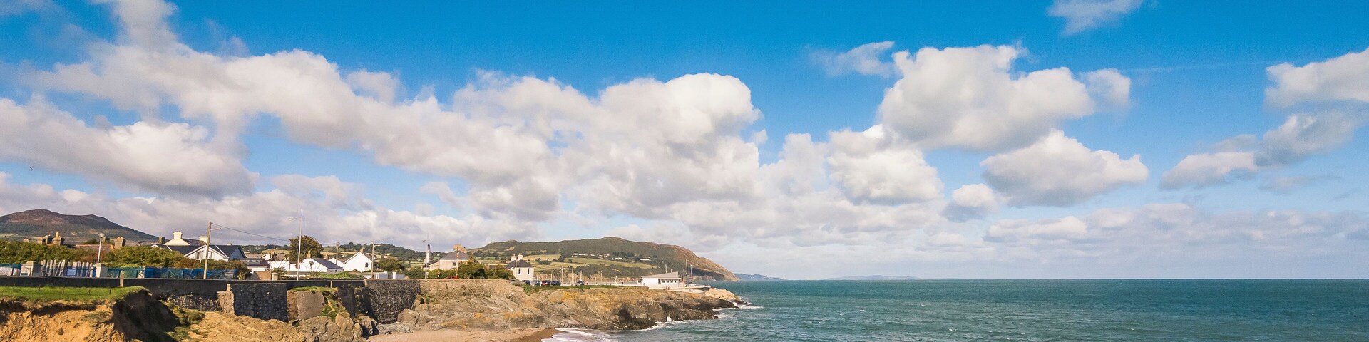Lungomare soleggiato irlandese