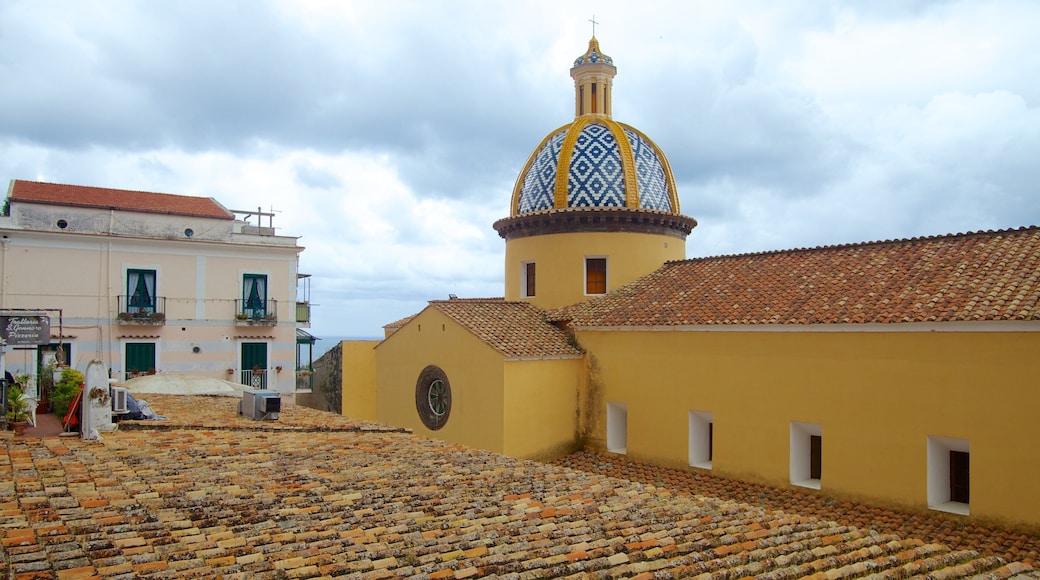 Praiano som viser by og kirke eller katedral