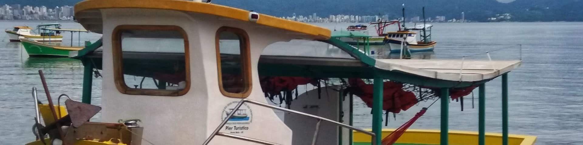 Barco ancorado no Pier, uma pequena beleza no meio de uma maior.
