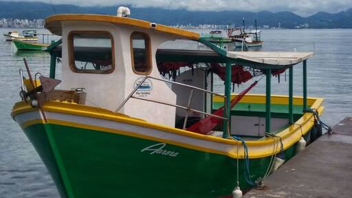 Barco ancorado no Pier, uma pequena beleza no meio de uma maior.
