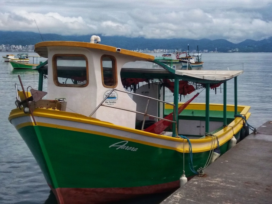 Barco ancorado no Pier, uma pequena beleza no meio de uma maior.